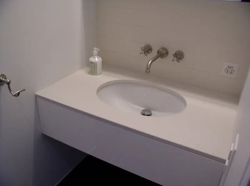 Lavabo et robinetterie murale, Canton de Genève