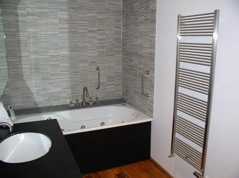 Salle de bains avec baignoire balnéo, Canton de Genève